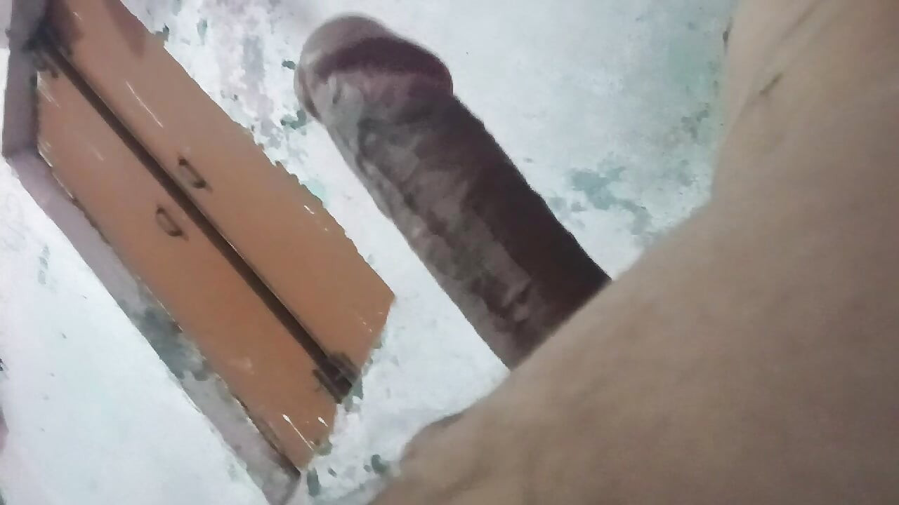 Indijski dečko se igra sa svojim kurcem i drka se