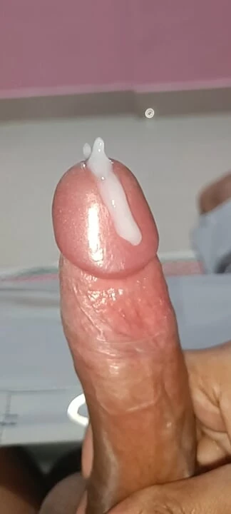 Vibratörle büyük yarakla mastürbasyon yapıyor