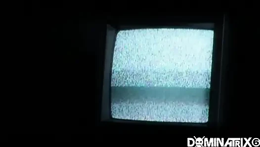 Köle kız bağlı ve sikiliyor!