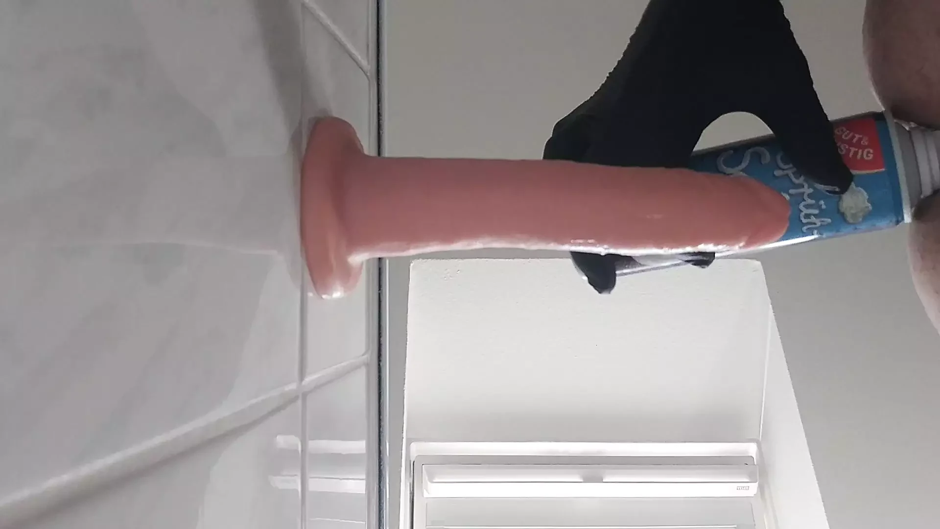 딜도는 휘핑 크림으로 엉덩이에 따먹혀.