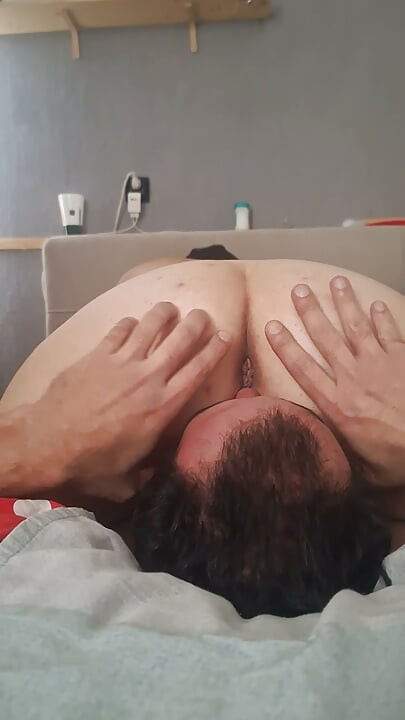 Sie reibt ihre Muschi in mein Gesicht