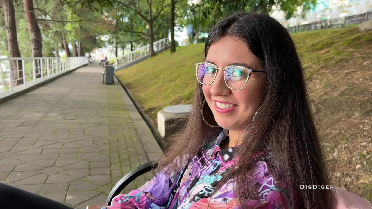 在街上捡到一个美眉，操了她，还戴上了她的眼镜