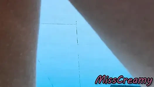 Blankziehen mit meinem schwanz vor einem mädchen im schwimmbad und fickt mich - Es ist sehr riskant mit Leuten in der Nähe - misscreamy