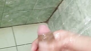 El hombre en la ducha termina masturbándose hasta que se venga - mira el final