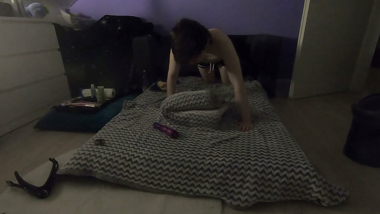 Eu fodendo no meu sofá ontem à noite.