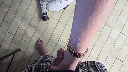 Симпатичная 19-летняя блондинка скачет на Excersize велосипеде с массивным дилдо