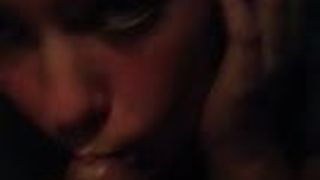 Брюнетка принимает хуй в любительском видео