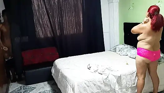 Мачеха раздвигает лапы, чтобы я её трахнул