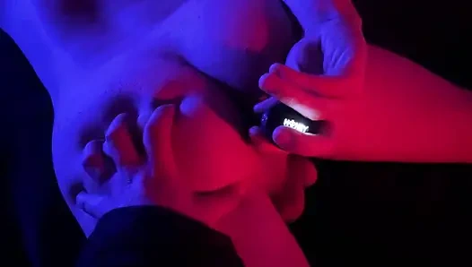 Kız erkek arkadaşına mastürbasyon yaparak ve ilk kez götünü yaparak domine ediyor