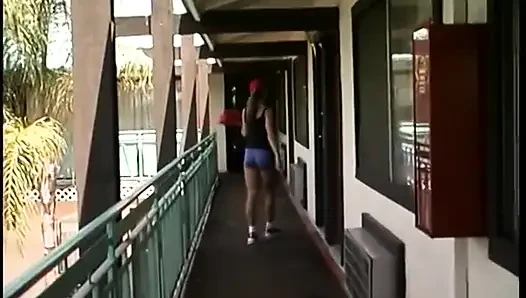 Pizzacı kız yatakta bir müşteriyle yarağını emiyor ve sonra sikişiyor