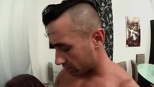 Ateşli Esmer Çifte Penetrasyon Kanepede Yolculuk Yapıyor