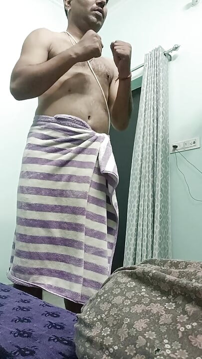 ชาย Desi อินเดียเพลิดเพลินกับการอาบน้ําและโชว์ช่วยตัวเองกับเพื่อนบ้าน