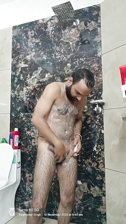 Индийский полицейский трахает очко и глубоко сосет это дырка