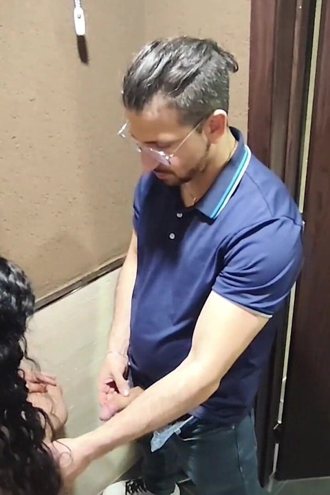 Amatör hatun tuvalette sakso çekiyor