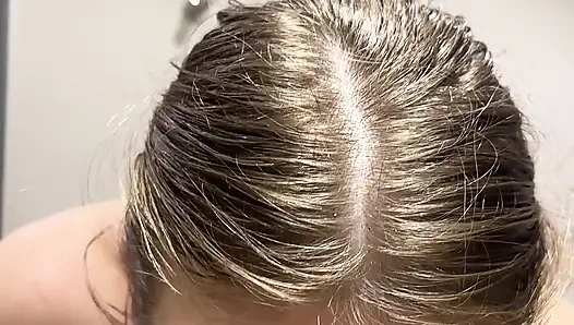 Teen Mit Zahnspange Putzt Zähne