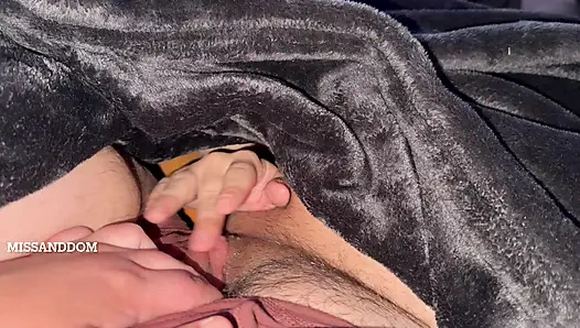 Großer kitzler masc wird im Mittelstudium sesh von handsy femme gestreichelt