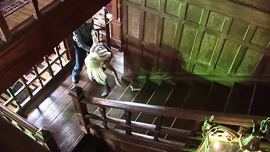 Atemberaubende blondine bekommt ihren honigtopf geleckt, bevor sie doggystyle genagelt wird