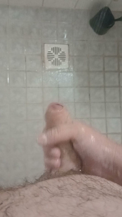 Xander masturbando o pauzão no chuveiro e gozando!
