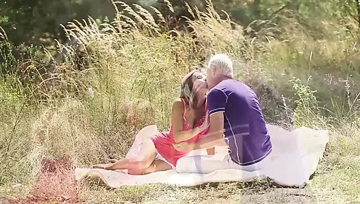 Adegan seks viral tracy si cewek hot rambut pirang tracy suka banget dientot habis-habisan sama pacarnya di lapangan