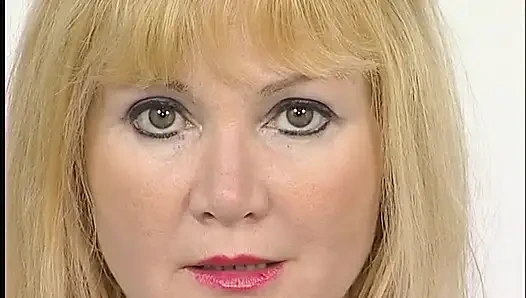 Зрелая блондинка в чулках для тела мастурбирует дилдо ее слегка волосатую киску