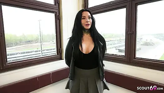 Alman izci - Alman büyük göğüsler ve göt dövmeli model Lena Desire oyuncu seçmelerinde bölünmüş dilli
