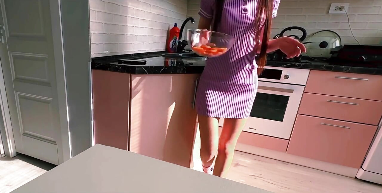 Ngentot pacar rusia temannya di dapur. Cewek ini selingkuh dari suaminya