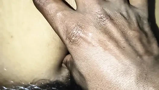 Ibu tiri melepas pakaiannya dan membiarkan pantatnya disetubuhi