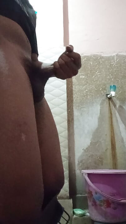 Mera Dost bathroom me ka kar hilaya