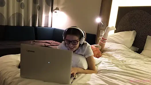 Surprise for the Fans! Teen Streamer Ends Broadcast with Masturbation