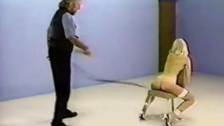 Retro dziwki na krześle do bicia