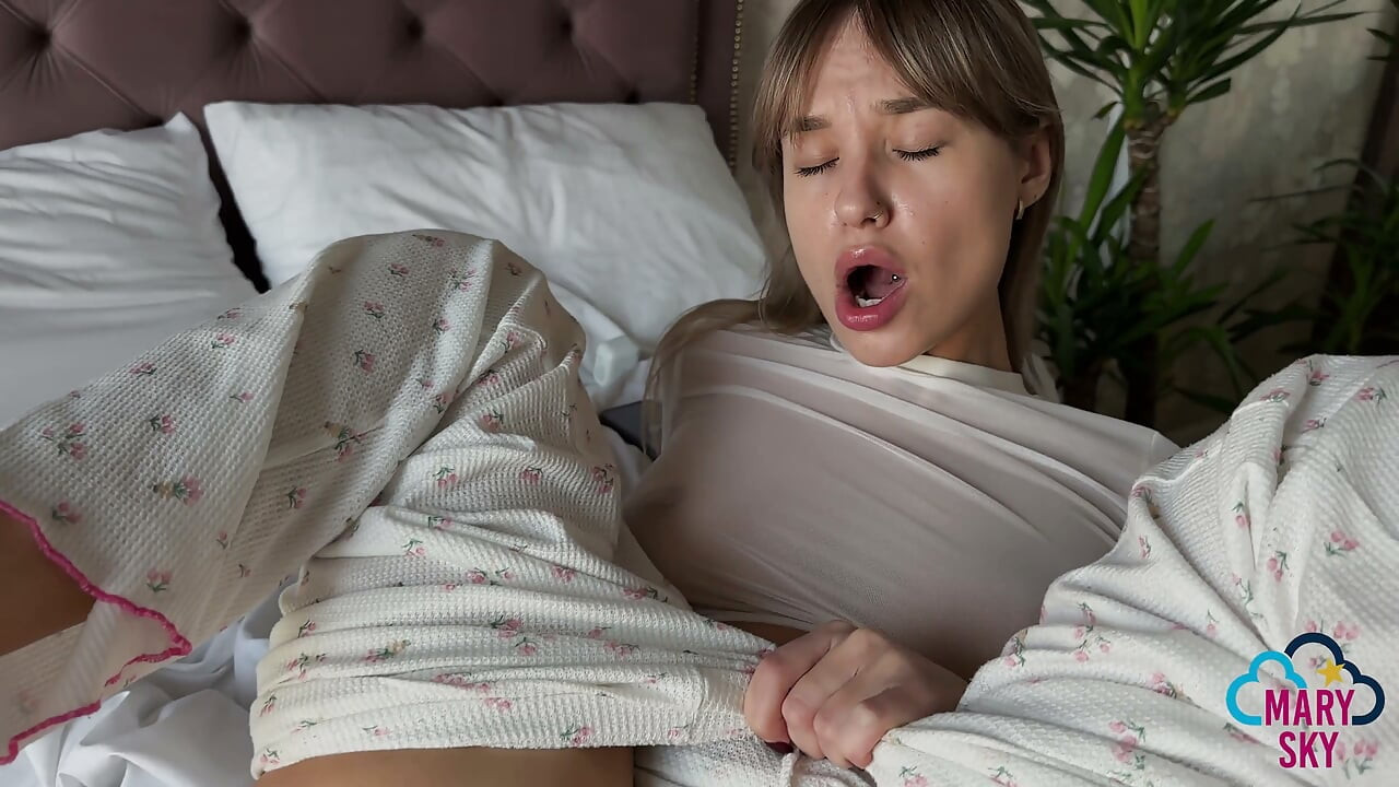 Я спіймав свою падчерку за мастурбацією і вирішив увійти в її пизду