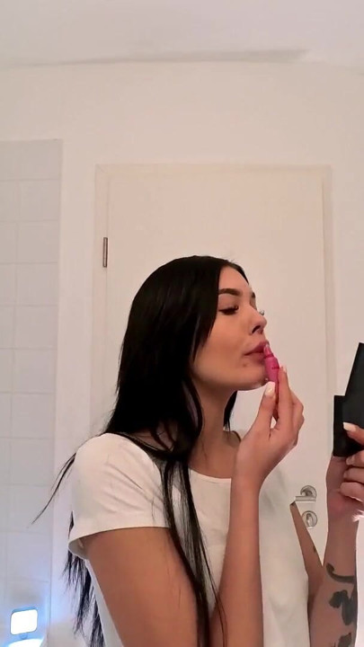 Frumusețea pizdei strâmte sexy și slabe în baie se pregătește pentru o noapte într-o fustă roz tăiată | Clip 1