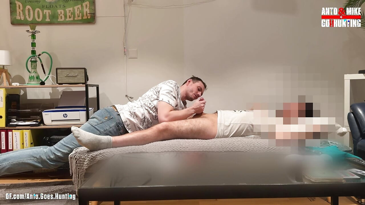 Junger Behaarter Hetero-klempner Wird Auf Der Couch Gelutscht, Bis Er Kommt