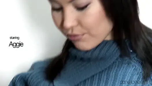 Dane jones - cewek cantik asia lagi asik fingering memek beceknya