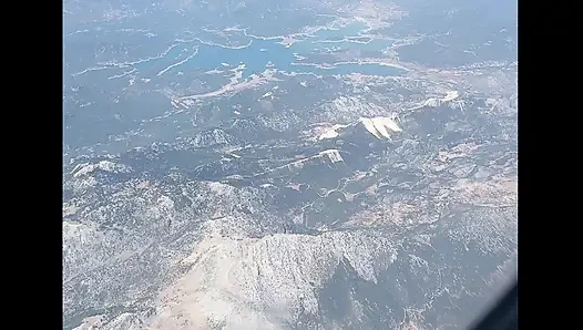 Pamer kontol di pesawat - aku bikin orang asing crot. Ngocok kontol berisiko selama penerbangan