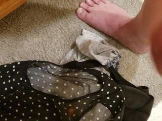 Giật mạnh trên chiếc quần lót hôi hám của vợ tôi