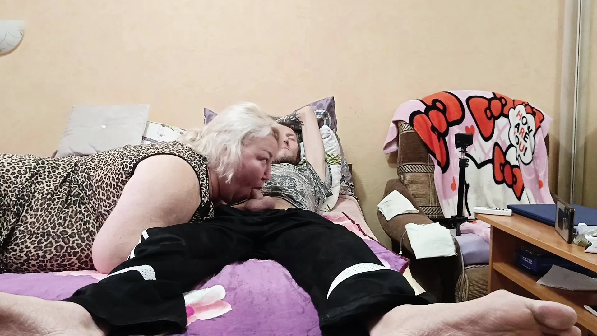 Pipe profonde inattendue par ma belle-mère avec éjaculation dans la bouche et avalage