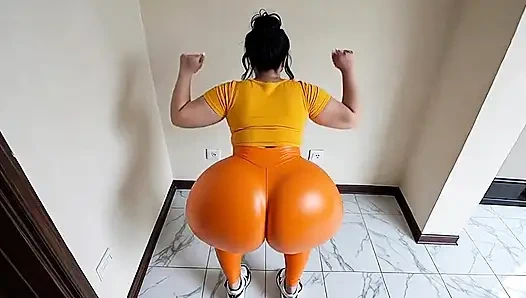 Turuncu taytlı büyük götlü kadın hareket ediyor