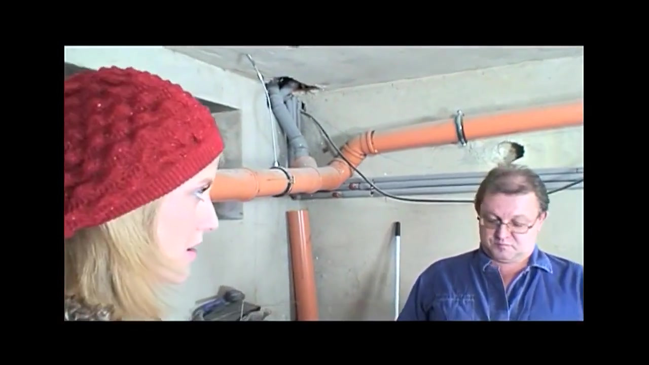 漂亮的金发少女被一个又老又肮脏的男人操