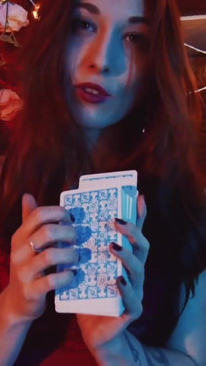 רגע מדהים מתוך "ASMR JOI - משחק הטארוט".