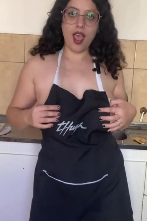 Memasak dengan Pakaian Kecil