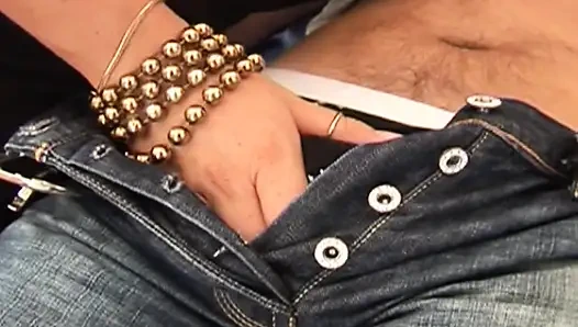 Ateşli İtalyan orta yaşlı seksi kadın tecrübesiz bir çocuğa nasıl sikişilir öğretiyor