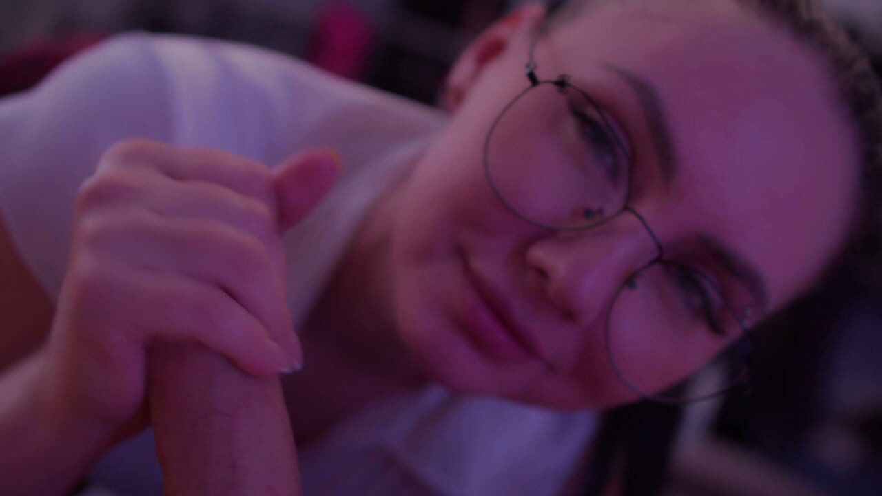 Kurva duboko puši kurac