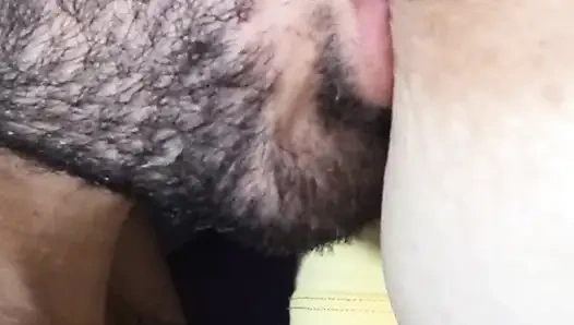 Der Araber saugt und beißt sanft meine großen, schlaffen Brüste, bis meine Brustwarzen geschwollen sind