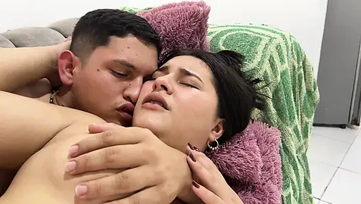 Büyük götlü latin üvey kız kardeş sıkı götünde büyük ve lezzetli penisimle lezzetli bir sikişin tadını çıkarıyor