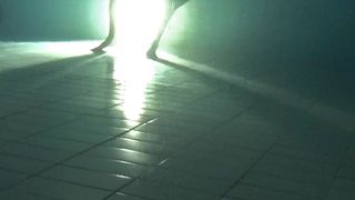 Sexo subaquático na piscina à noite