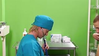 Seksowna pacjentka robi się napalona podczas wizyty u gorącego lekarza