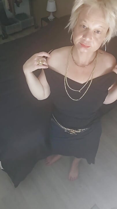Sua madura e puta milf está esperando seu pau grande.