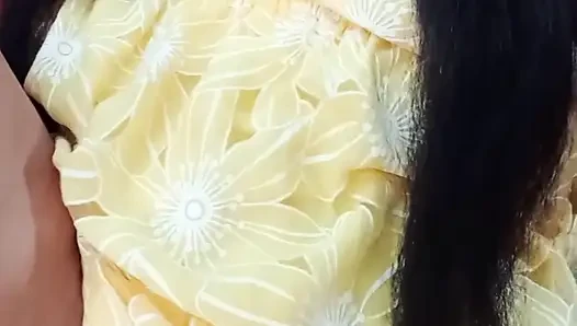Istri sange ini masukin kontol besar ke dalam memeknya saat suaminya lagi di perjalanan