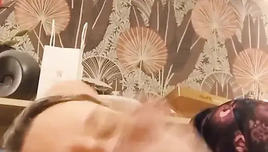 Sie Saugt Und Verschmiert Die Ihres Jungen Liebhabers Mit Einem Selfie